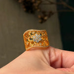 Retro Style Women’s Copper Ring with Electroplated Gold Plating and Zircon Inlay Featuring Grid Pattern