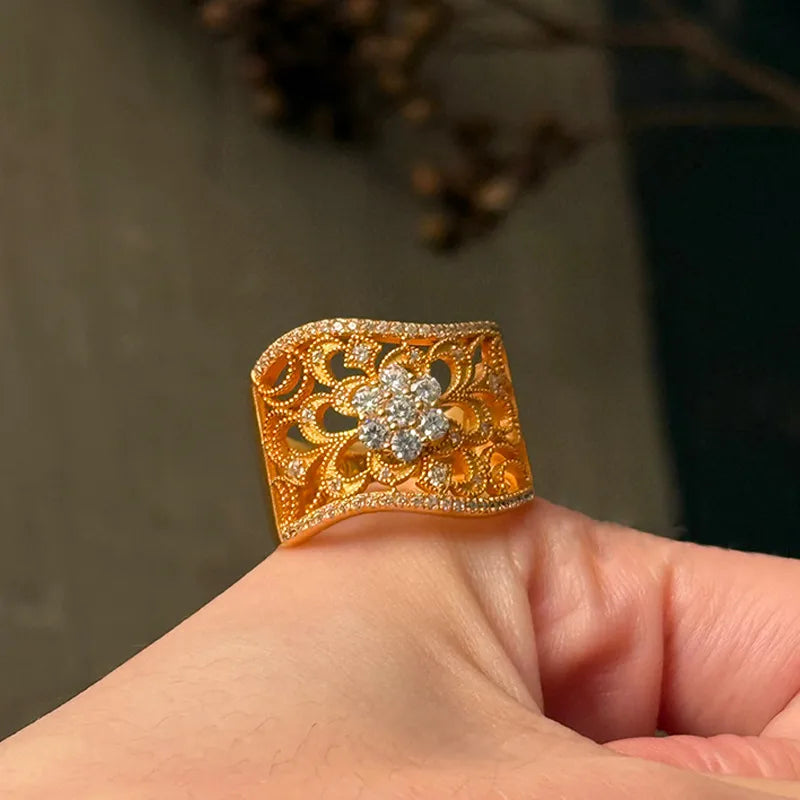 Retro Style Women’s Copper Ring with Electroplated Gold Plating and Zircon Inlay Featuring Grid Pattern
